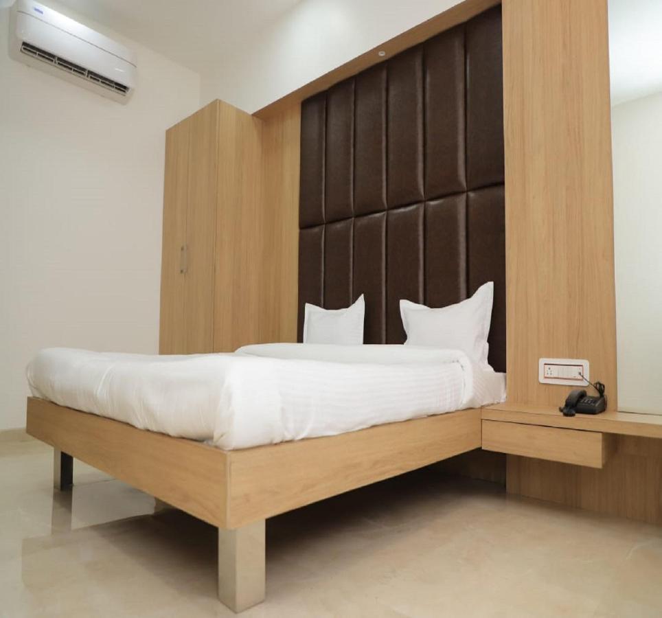 Hotel Dwarka Palace 艾哈迈德讷格尔 外观 照片