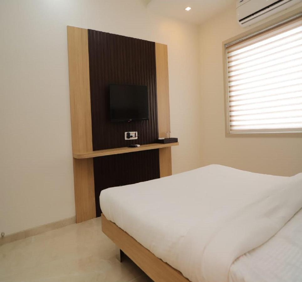 Hotel Dwarka Palace 艾哈迈德讷格尔 外观 照片